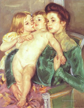 メアリー・カサット Painting - 愛撫の母親の子供たち メアリー・カサット
